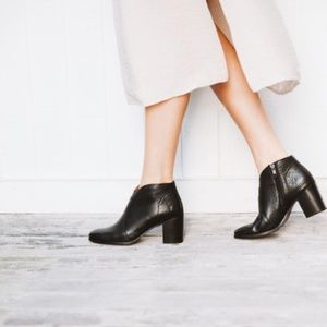 FRYE Women's Nora Zip Leather Ankle Boot SZ 6